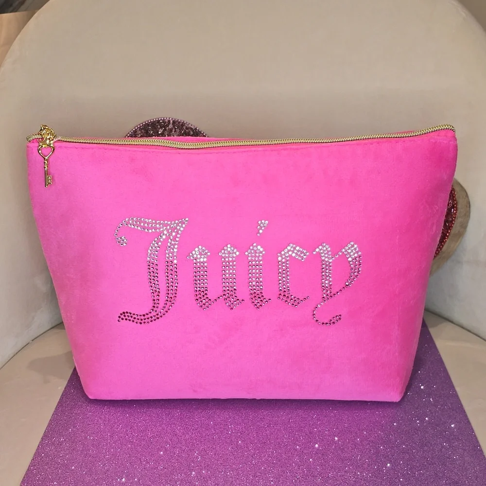 🎉HP🎉Juicy Couture 💖NWOT💖 Beautiful Pink Velvety Large Cosmetic Bag!💖💖💖 - Picture 3 of 10
